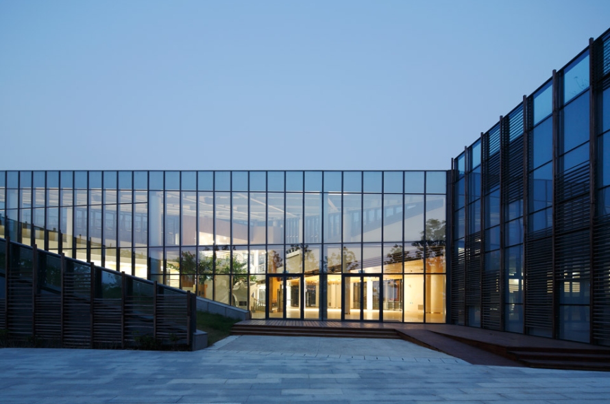Transparent Solar Roof Tiles: Revolutionizing Skylights and Canopies with Clean Energy
